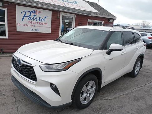 Used 2020 Toyota Highlander LE image 2