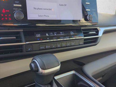 Used 2023 Toyota Sienna XLE FWD image 21