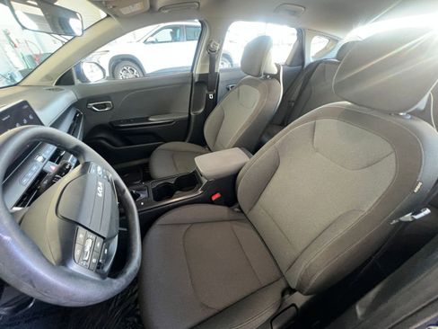 Used 2025 Kia K4 LXS image 36