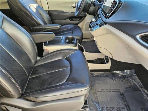 Used 2024 Chrysler Pacifica Limited FWD image 21