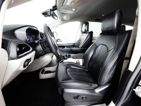 Used 2022 Chrysler Pacifica Touring-L FWD image 26