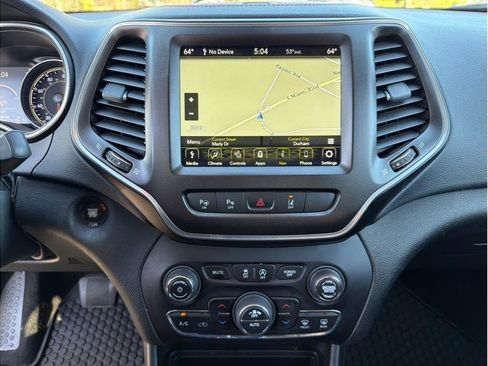 Used 2020 Jeep Cherokee Trailhawk w/ Technology Group image 17