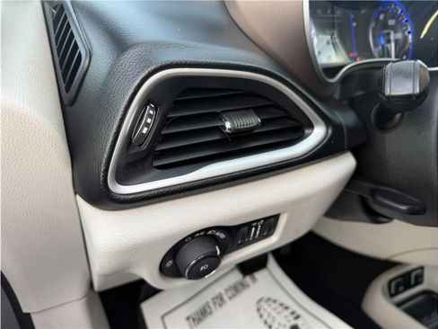 Used 2019 Chrysler Pacifica Touring-L image 34