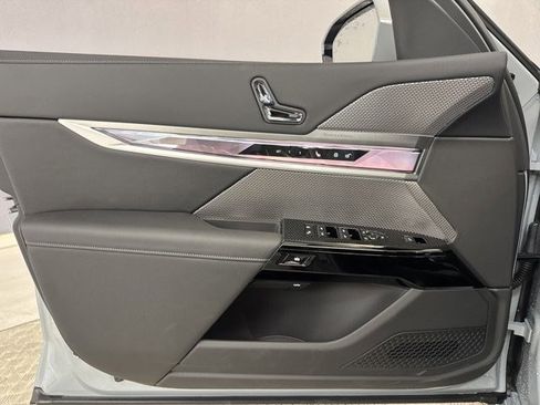 Used 2025 BMW i7 xDrive60 w/ Premium Package image 21