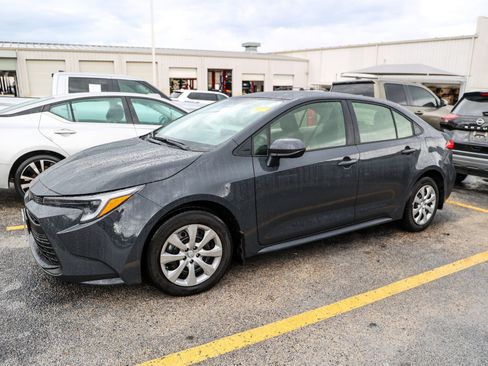 Used 2026 Toyota Corolla LE FWD image 3