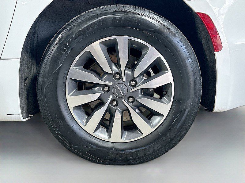 Used 2023 Chrysler Pacifica Limited FWD image 33