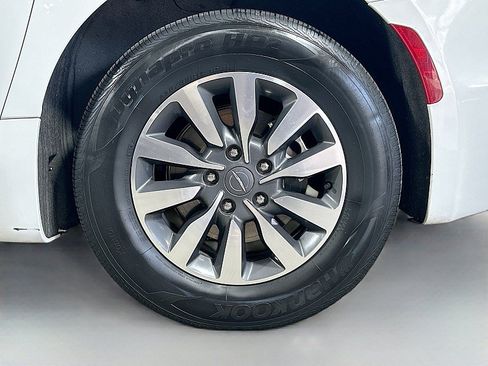 Used 2023 Chrysler Pacifica Limited FWD image 33