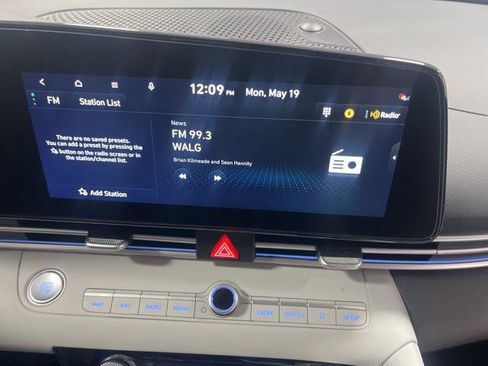 New 2025 Hyundai Elantra Limited image 17