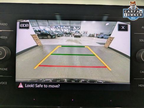 Used 2025 Volkswagen Taos SE w/ Panoramic Sunroof Package image 14