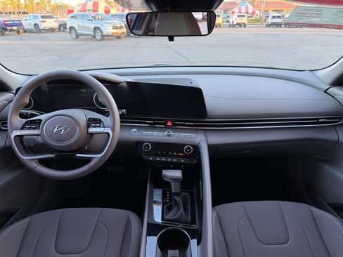 Used 2023 Hyundai Elantra SEL w/ Convenience Package FWD image 16
