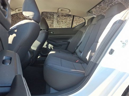 Used 2024 Nissan Altima 2.5 SV image 10