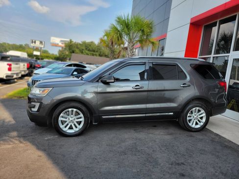 Used 2017 Ford Explorer XLT FWD image 8