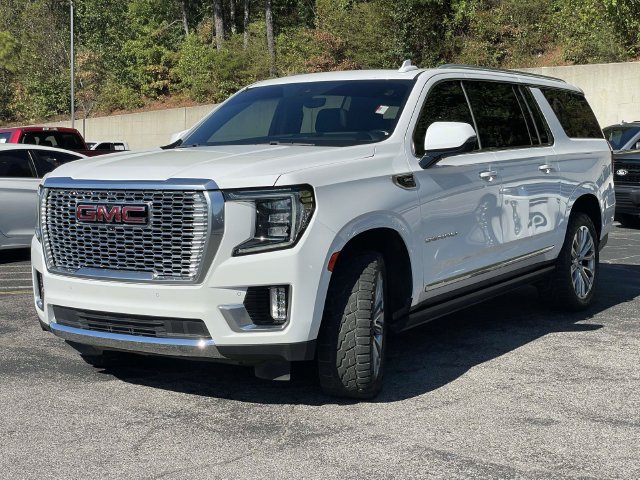 Used 2022 GMC Yukon XL Denali w/ Denali Premium Package AWD/4WD image 8