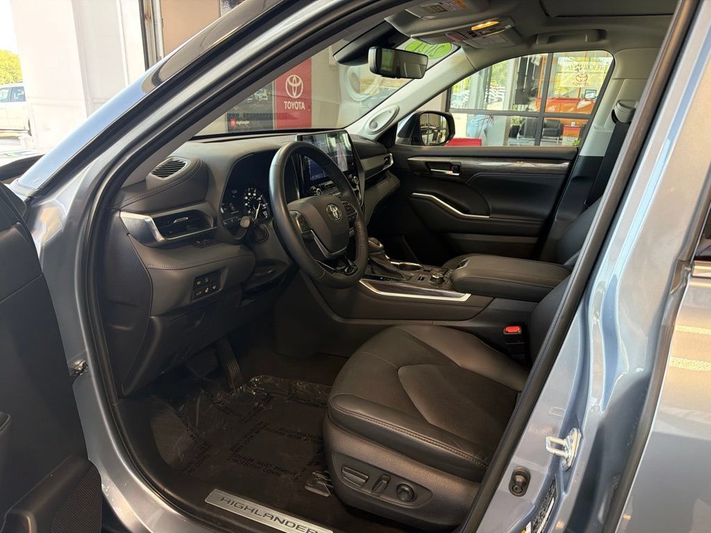 Used 2021 Toyota Highlander Limited AWD/4WD image 9