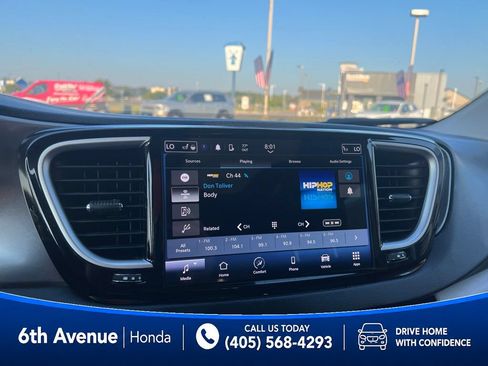 Used 2023 Chrysler Pacifica Touring-L FWD image 38