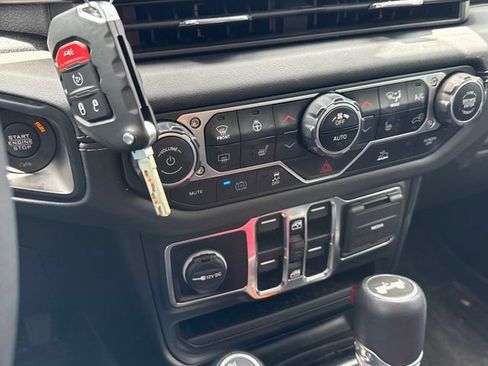 Used 2025 Jeep Wrangler Unlimited Sahara AWD/4WD image 23
