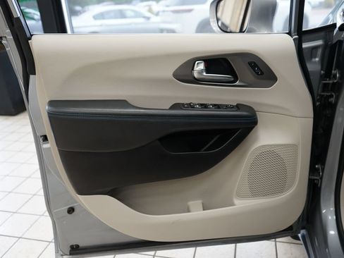 Used 2021 Chrysler Pacifica Touring-L w/ Uconnect Theater Family Group AWD/4WD image 25