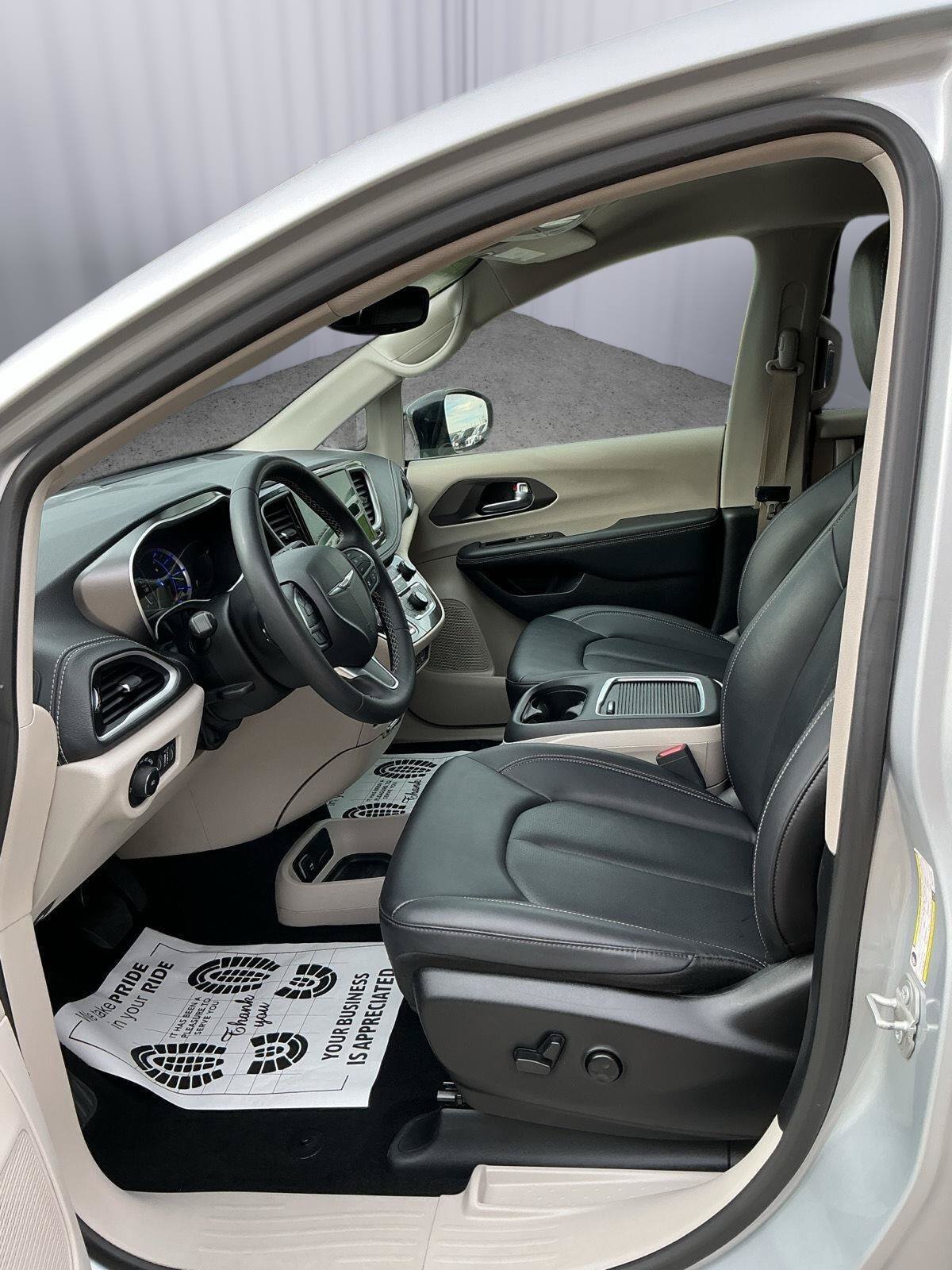 Used 2024 Chrysler Pacifica Limited FWD image 16