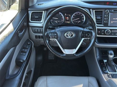 Used 2017 Toyota Highlander XLE image 17