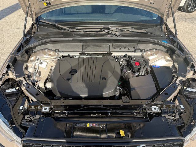 Certified 2024 Volvo XC60 B5 Plus AWD/4WD image 21