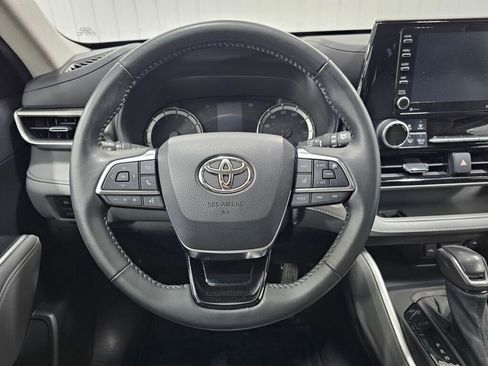 Used 2021 Toyota Highlander LE image 17