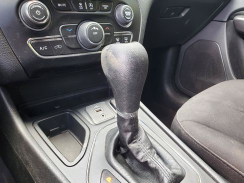 Used 2019 Jeep Cherokee Latitude w/ Popular Appearance Group FWD image 21