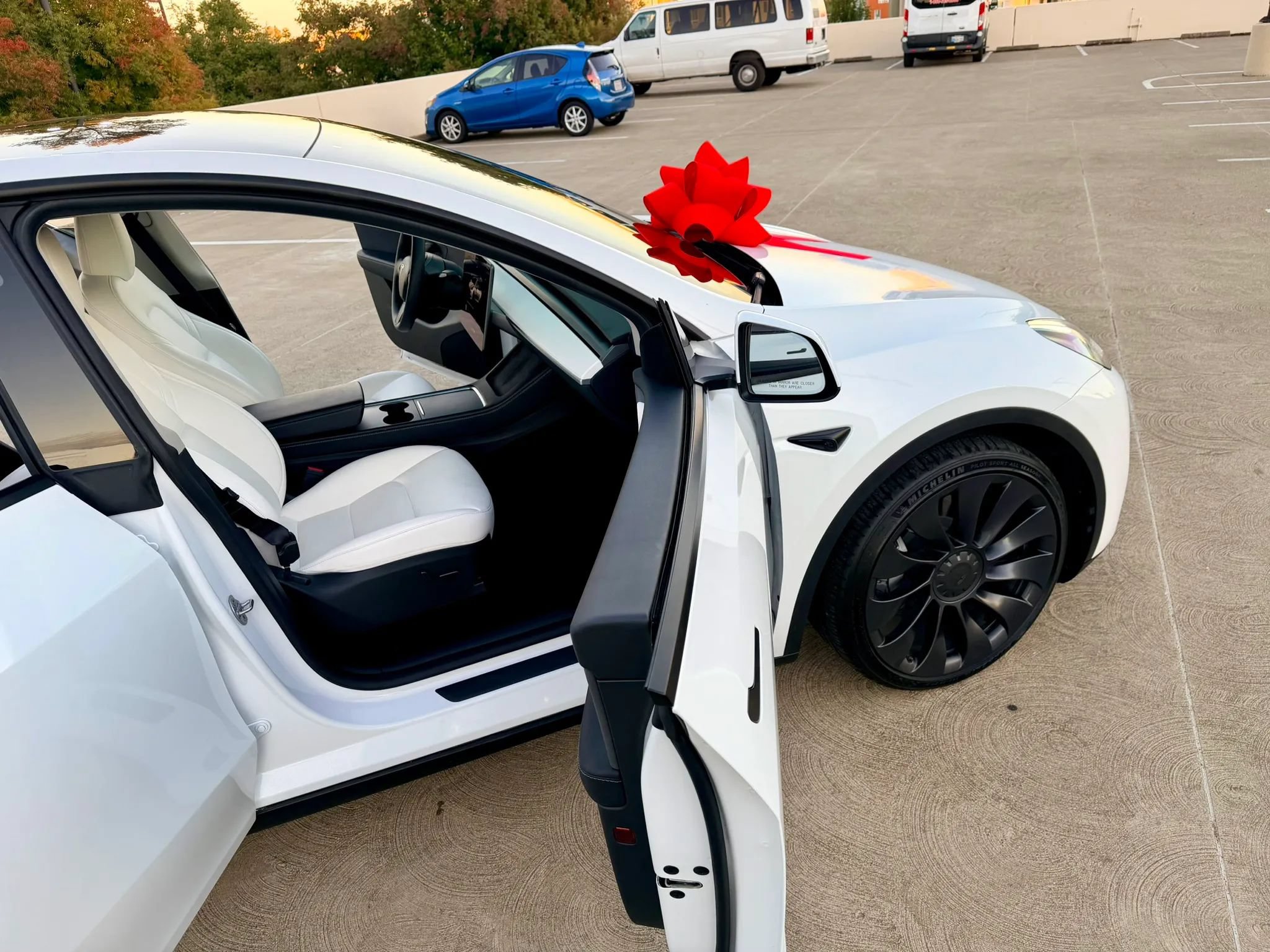 Used 2024 Tesla Model Y Long Range AWD/4WD image 17