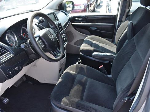 Used 2019 Dodge Grand Caravan SE w/ UConnect Hands-Free Group image 10