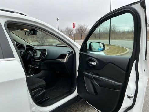 Used 2015 Jeep Cherokee Latitude w/ Comfort/Convenience Group image 17