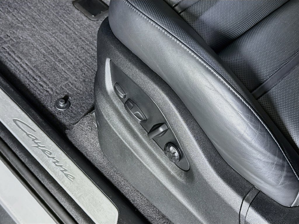 Certified 2025 Porsche Cayenne AWD/4WD image 24