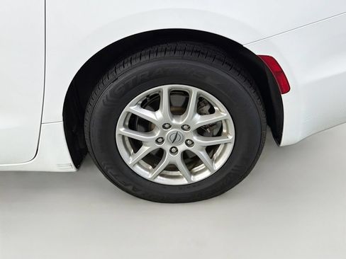 Used 2023 Chrysler Pacifica Touring-L FWD image 32