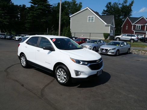 Used 2020 Chevrolet Equinox LS w/ LS Convenience Package AWD/4WD image 2