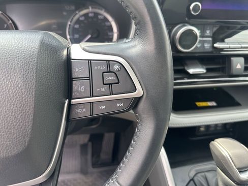 Used 2023 Toyota Highlander XLE image 16