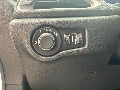 New 2027 Chrysler Pacifica Select AWD/4WD image 28