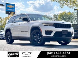 Used 2023 Jeep Grand Cherokee Limited w/ Black Appearance Package AWD/4WD video 1