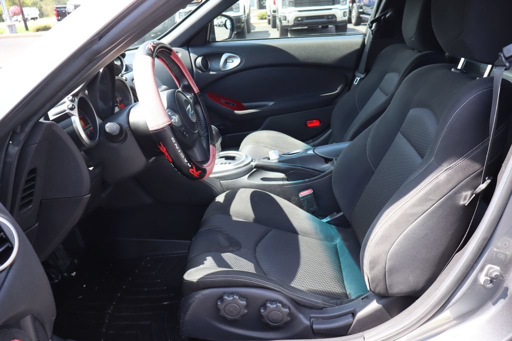 Used 2016 Nissan 370Z Coupe RWD image 5