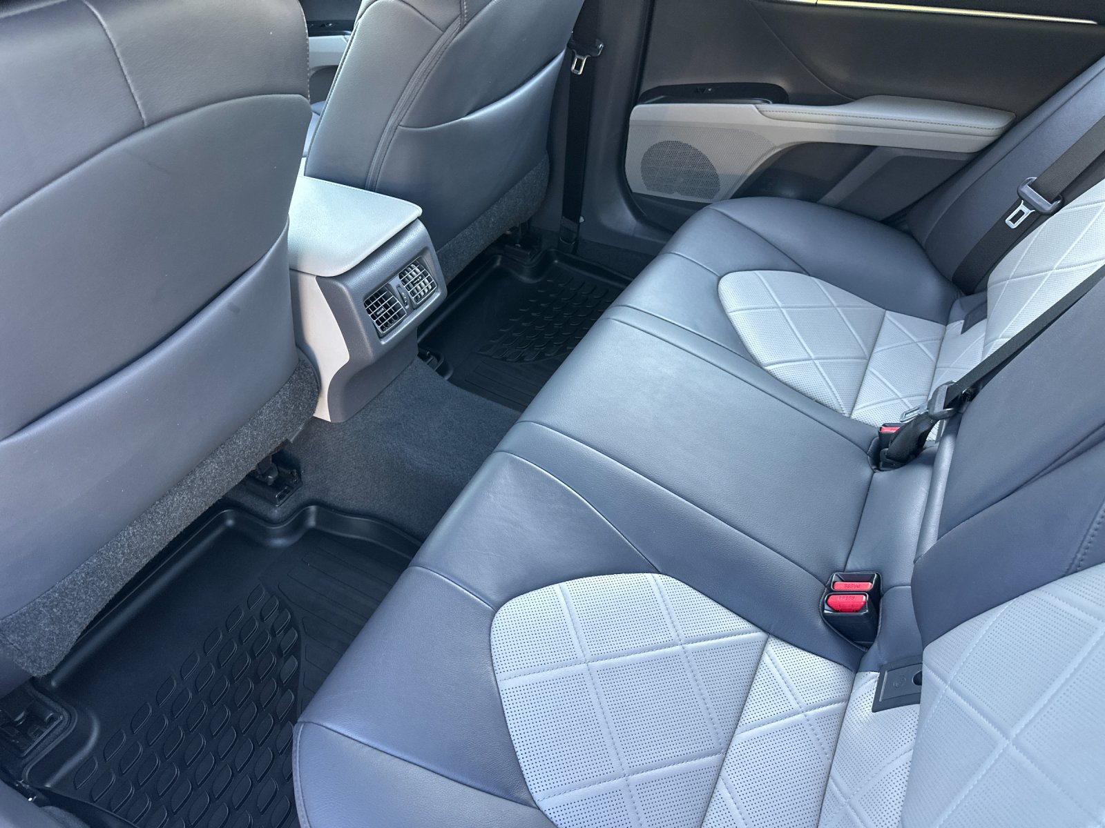 Used 2019 Toyota Camry XLE w/ 4 Season Floor Mat Package FWD image 12