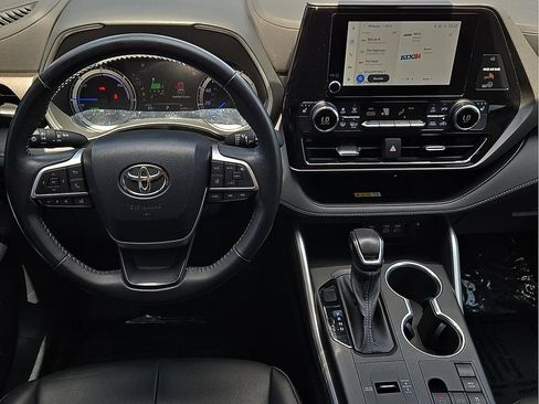 Used 2023 Toyota Highlander XLE FWD image 12