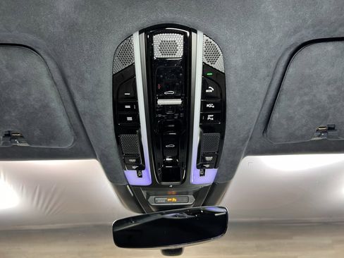 Used 2022 Porsche Cayenne Turbo image 18