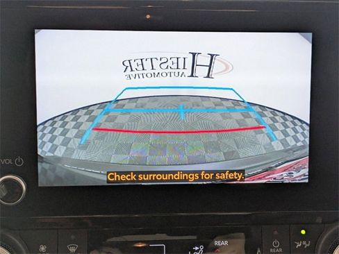 Used 2023 Toyota Highlander XLE image 21