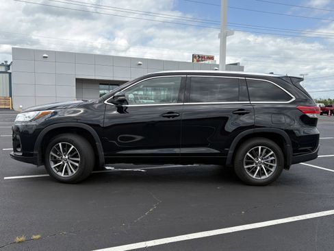 Used 2018 Toyota Highlander XLE AWD/4WD image 2