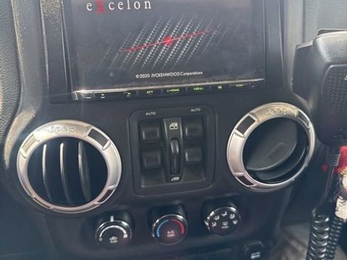 Used 2013 Jeep Wrangler Unlimited Rubicon w/ Connectivity Group AWD/4WD image 10