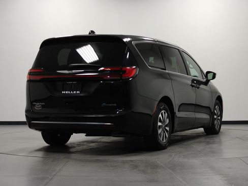 Used 2023 Chrysler Pacifica Touring-L FWD image 4
