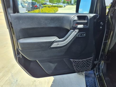 Used 2018 Jeep Wrangler Unlimited Sahara w/ Connectivity Group AWD/4WD image 13
