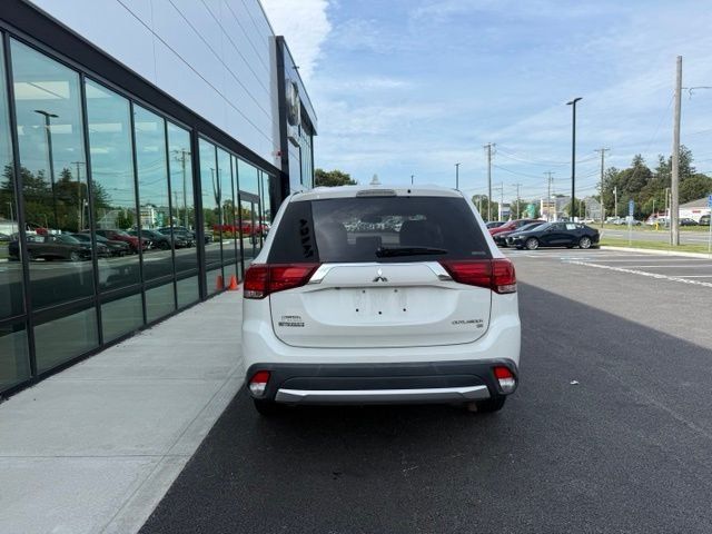 Used 2017 Mitsubishi Outlander SEL AWD/4WD image 4