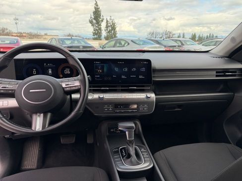 Used 2025 Hyundai Kona SEL image 18