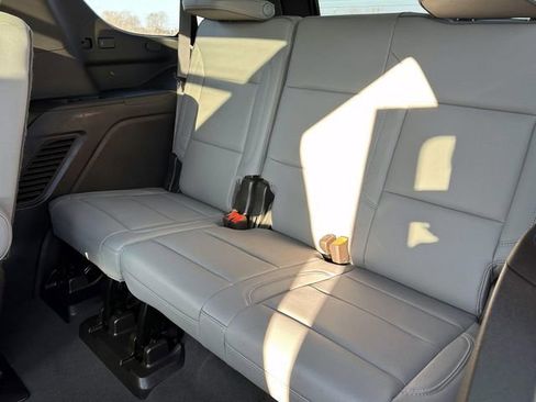Used 2022 GMC Yukon SLT w/ SLT Premium Package image 11