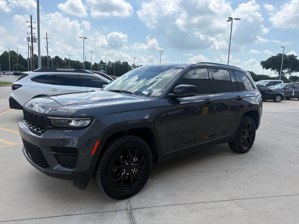 Used 2025 Jeep Grand Cherokee Altitude RWD image 4
