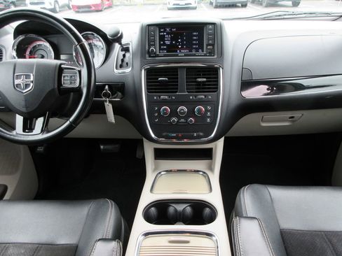 Used 2020 Dodge Grand Caravan SXT FWD image 16