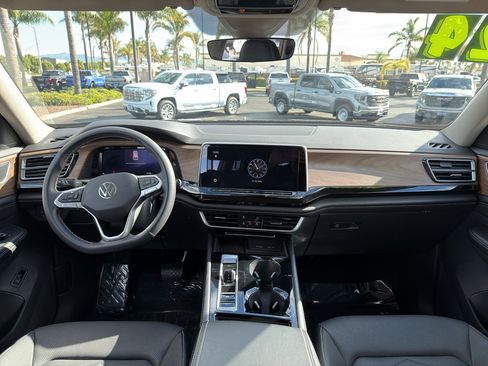 Used 2024 Volkswagen Atlas SE image 11